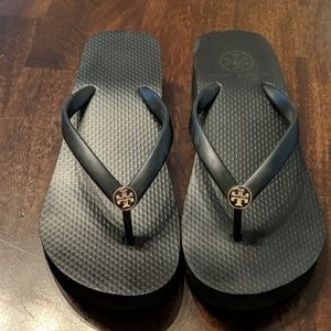 Tory Burch Flip Flips - sz 6